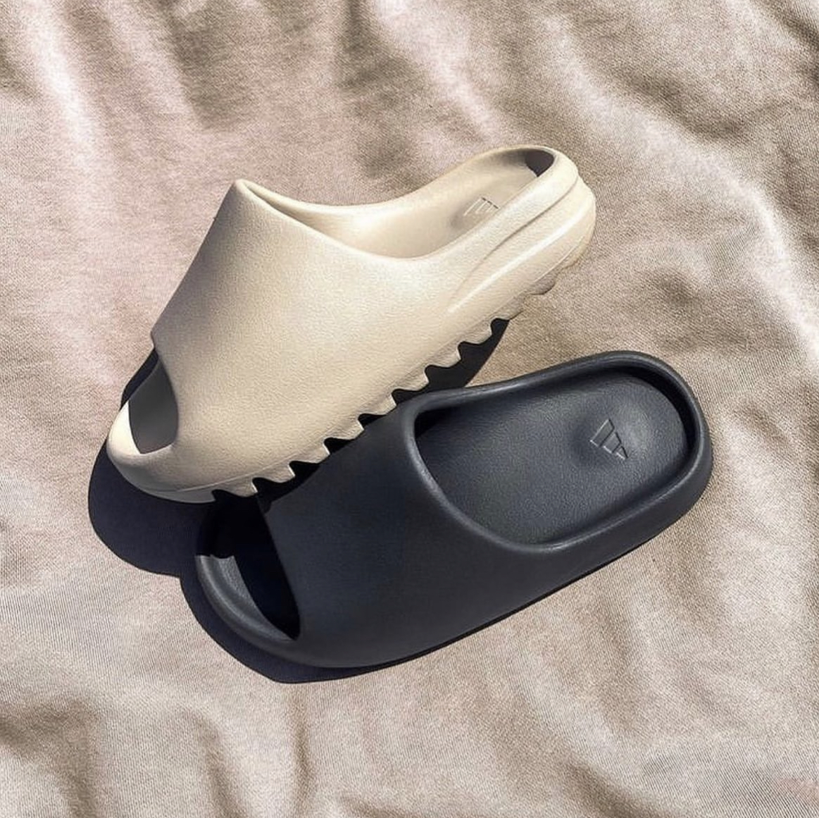 Yeezy Slide-Idealne klapki na lato: Wygoda i styl w jednym