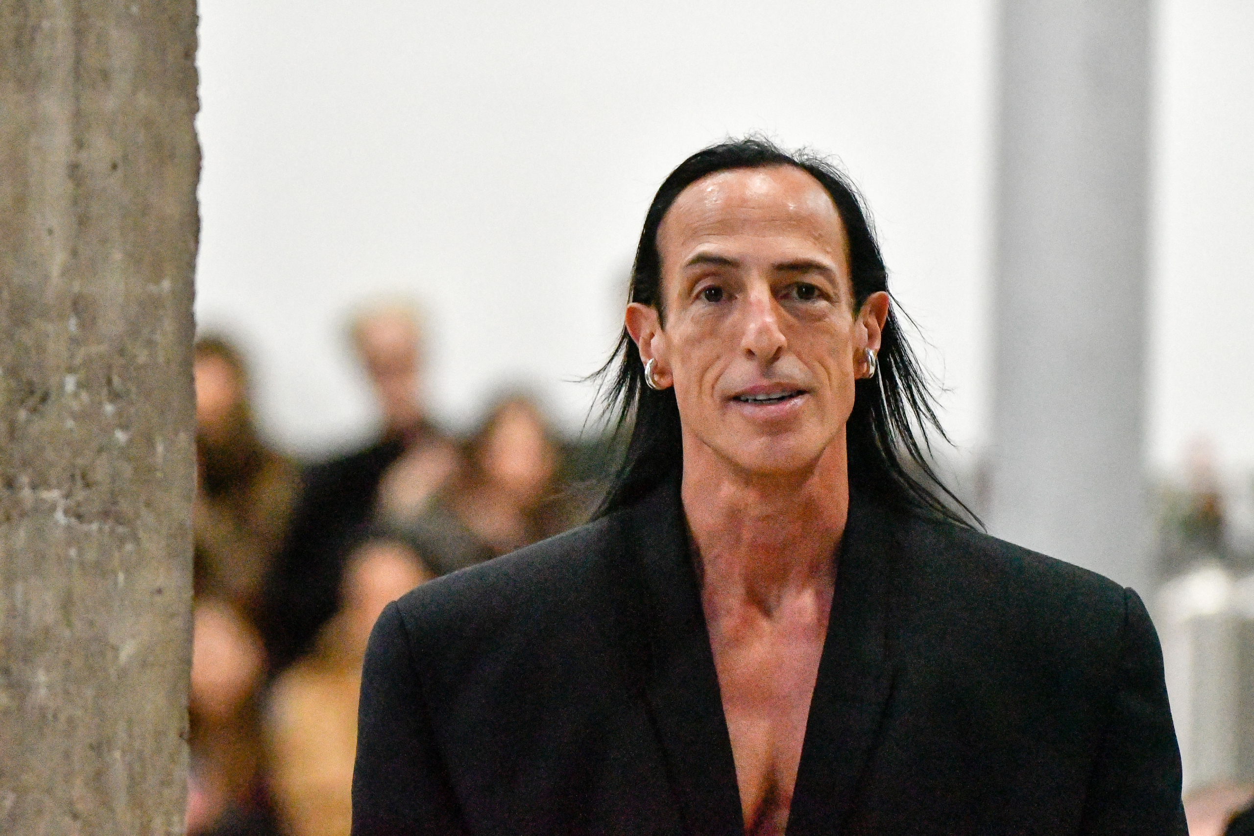 Rick Owens: Eksploracja niepowtarzalnego stylu ikonicznego projektanta mody