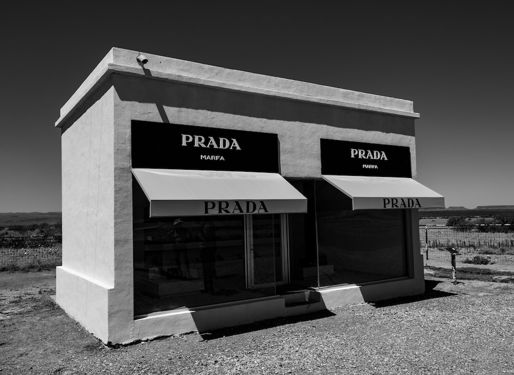 Prada: Epitom Luksusu i Stylu