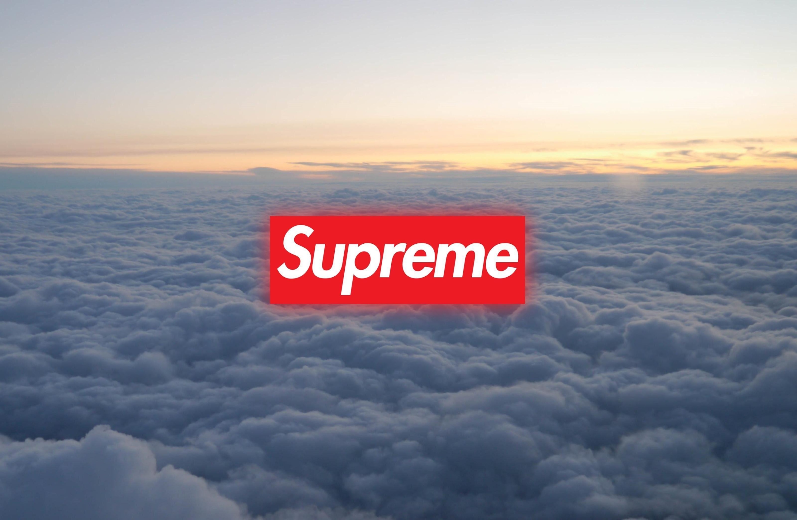 Wstęp Witajcie w dynamicznym świecie Supreme New York, nazwy, która brzmi znajomo dla miłośników mody miejskiej na całym świecie. Ta ikoniczna marka odmieniła streetwear od samego początku. W tym artykule wyruszymy w fascynującą podróż przez historię, kulturę i urok Supreme New York. Przygotujcie się, aby odkryć tajemnice jego błyskawicznego sukcesu! Narodziny Supreme New York W zatłoczonych ulicach Nowego Jorku w 1994 roku James Jebbia założył Supreme New York. Ta marka deskorolkowa i odzieżowa szybko wykreowała swój unikalny styl w świecie mody. Charakterystyczny Styl Supreme New York Powiązanie z Deskorolką Korzenie Supreme są mocno osadzone w kulturze deskorolki. To właśnie na deskorolce Jebbia znalazł inspirację do założenia marki. Dzięki temu Supreme New York od samego początku miało autentyczny związek z subkulturą deskorolkową. Ekskluzywne Kolekcje i Premiera Supreme New York jest znane nie tylko z powodu swojego unikalnego stylu, ale także z ekskluzywnych kolekcji i limitowanych premier. Warto być na bieżąco z ich ofertą, ponieważ nowości szybko znikają z rynku. Wpływ Supreme na Kulturę Miejską Supreme New York to nie tylko marka odzieżowa, to również symbol kultury miejskiej. Jej logo stało się rozpoznawalne na całym świecie, a współprace z artystami i innymi markami zyskały ogromną popularność. Ostatnie Słowo Supreme New York to nie tylko marka odzieżowa, to ikona kultury miejskiej. Jej wpływ na świat mody i kulturę jest trudny do przecenienia. Teraz, gdy poznałeś nieco więcej na temat tej marki, być może jeszcze bardziej docenisz jej wyjątkowość. FAQ Pytanie: Gdzie można kupić produkty Supreme New York? Odpowiedź: Produkty Supreme New York można nabyć w autoryzowanych sklepach marki oraz na oficjalnej stronie internetowej. Pytanie: Jak często Supreme New York wprowadza nowe kolekcje? Odpowiedź: Supreme New York wprowadza nowe kolekcje sezonowe kilka razy w roku, a także limitowane premiery. Pytanie: Czy Supreme New York oferuje produkty dla kobiet? Odpowiedź: Tak, marka posiada również kolekcje dedykowane kobietom. Pytanie: Jaki jest średni koszt produktów Supreme New York? Odpowiedź: Ceny produktów Supreme New York są zróżnicowane, ale często są to produkty premium, co może wpłynąć na wyższą cenę. Pytanie: Jakie są najbardziej rozpoznawalne elementy odzieży Supreme New York? Odpowiedź: Do najbardziej rozpoznawalnych elementów należą bluzy, t-shirty, czapki z charakterystycznym logo marki oraz akcesoria. Pytanie: Czy Supreme New York posiada sklepy stacjonarne poza Nowym Jorkiem? Odpowiedź: Tak, marka posiada sklepy stacjonarne w różnych miastach na całym świecie, nie tylko w Nowym Jorku. Podsumowanie Supreme New York to nie tylko marka odzieżowa, to ikona mody miejskiej i kultury. Jej wpływ jest ogromny, a kolekcje zawsze budzą ogromne zainteresowanie. Teraz, gdy poznałeś więcej szczegółów na temat tej marki, być może jeszcze bardziej docenisz jej znaczenie.