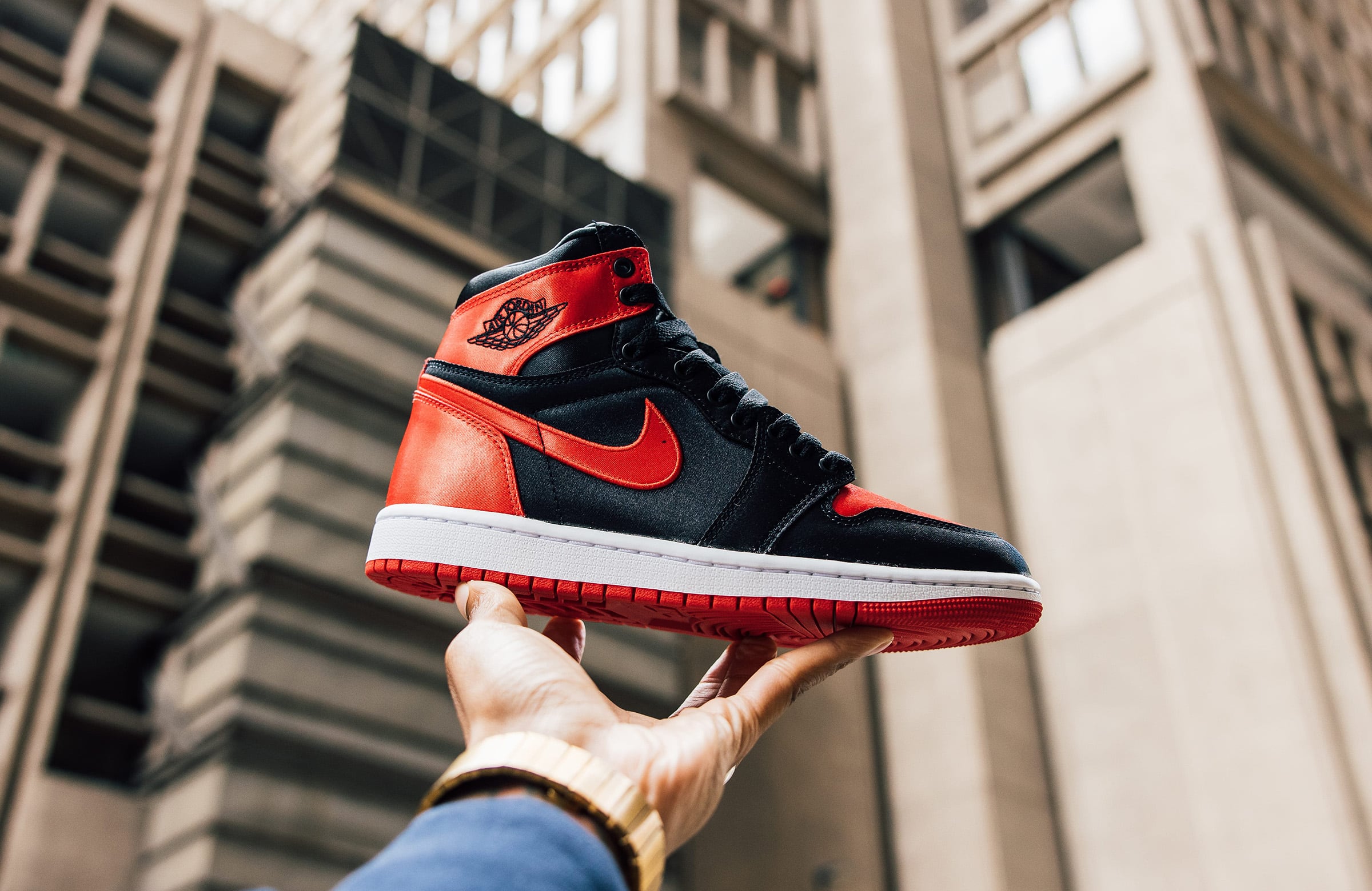 AIR JORDAN 1 RETRO HIGH OG SATIN BRED: Klasyczna Ikona