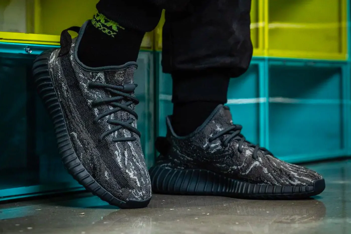 Adidas Yeezy 350 - jak je stylizować w nietypowy sposób?