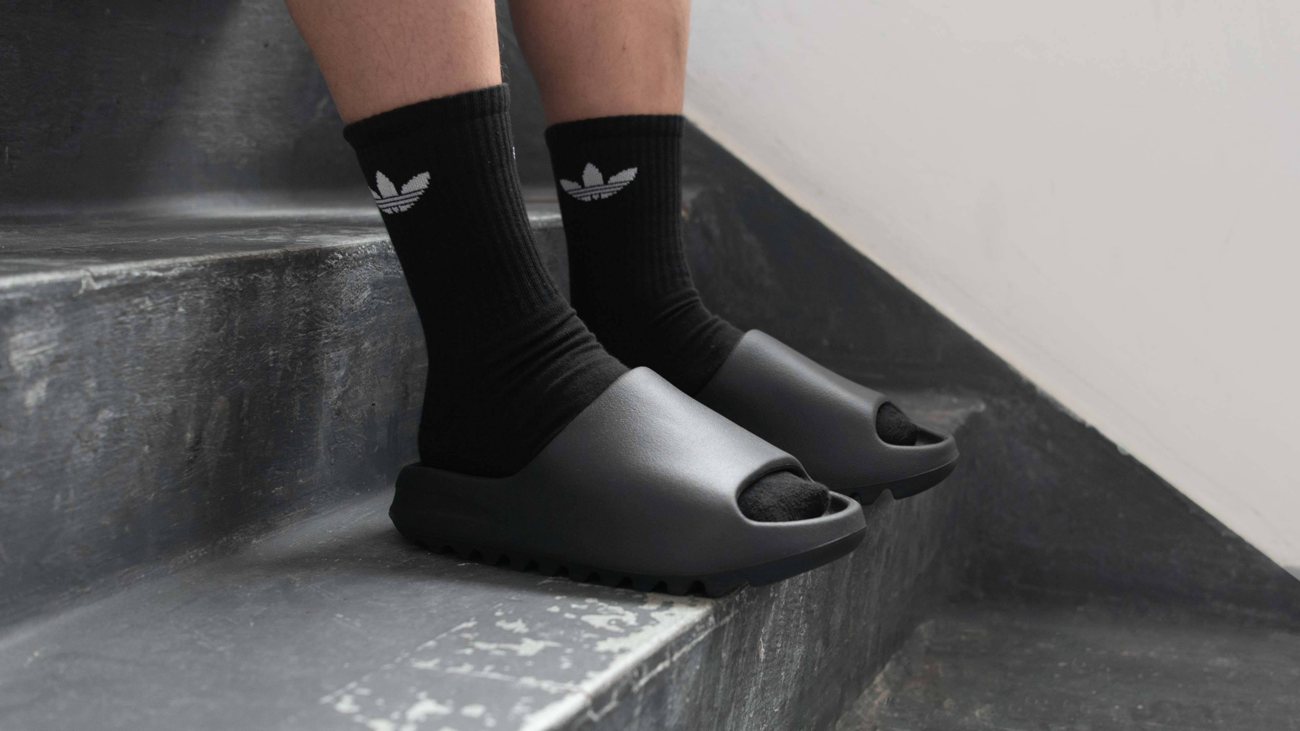 Adidas Yeezy Slides: Czy są warte swojej ceny?